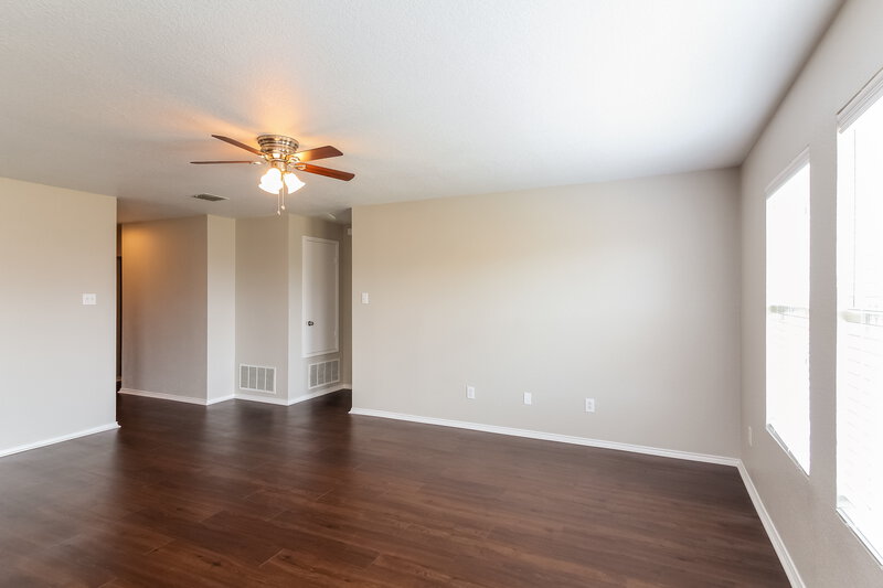 2,195/Mo, 1601 Kings Glen Ln Fort Worth, TX 76140 Living Room View 2