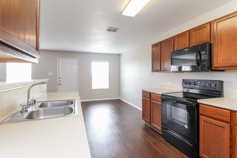 2,195/Mo, 1601 Kings Glen Ln Fort Worth, TX 76140 Kitchen View 2