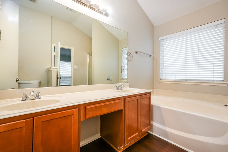 1,850/Mo, 6552 Manitoba St Fort Worth, TX 76179 Primary Bathroom View
