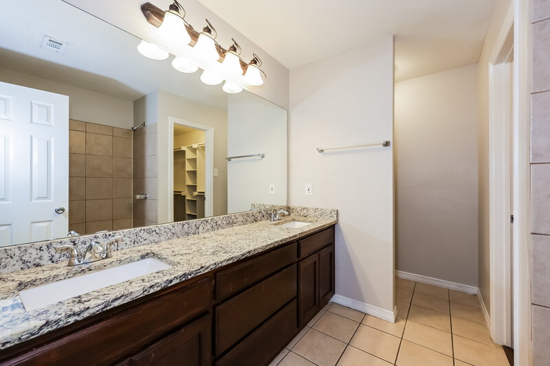 2,440/Mo, 3004 Lawndale Dr Lancaster, TX 75134 Main Bathroom View