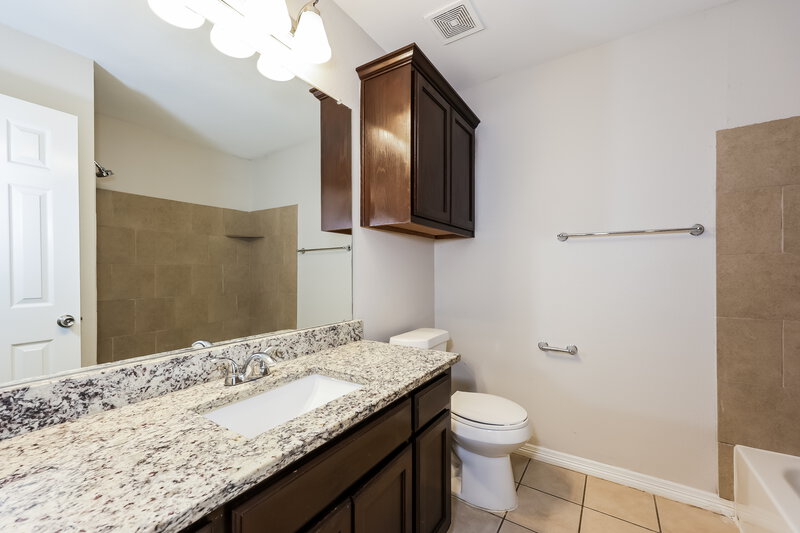 2,440/Mo, 3004 Lawndale Dr Lancaster, TX 75134 Bathroom View