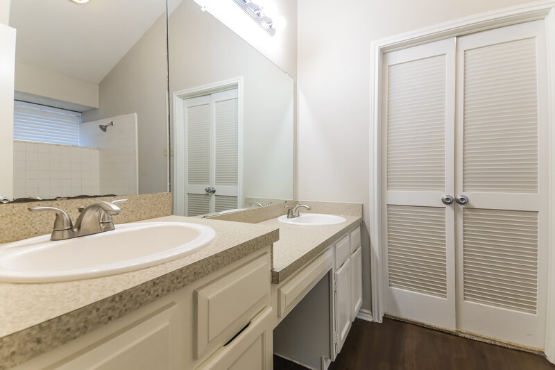 1,995/Mo, 3702 Knights Bridge Dr Rowlett, TX 75088 Main Bathroom View