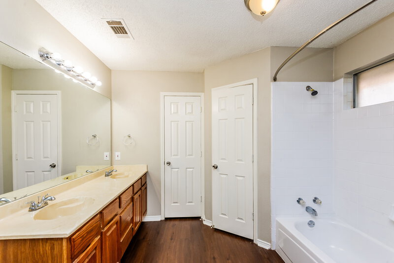 2,115/Mo, 6312 S Chesterfield Dr Fort Worth, TX 76179 Main Bathroom View