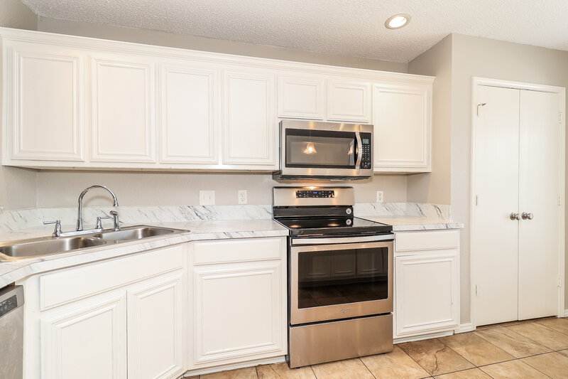 2,190/Mo, 5604 Northstar Ln Arlington, TX 76017 Kitchen View 2