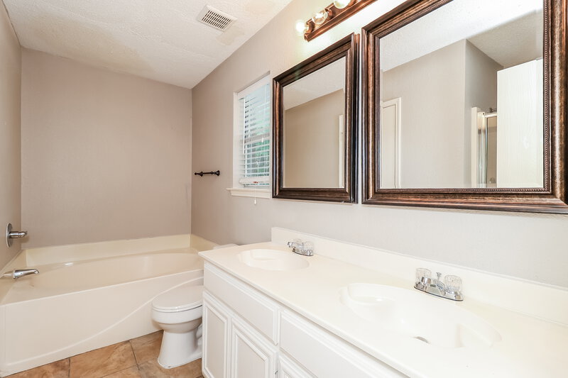 2,190/Mo, 5604 Northstar Ln Arlington, TX 76017 Main Bathroom View