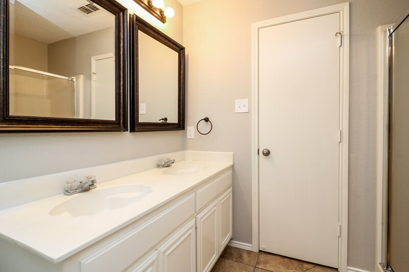 2,125/Mo, 5604 Northstar Ln Arlington, TX 76017 Bathroomlarge View 2