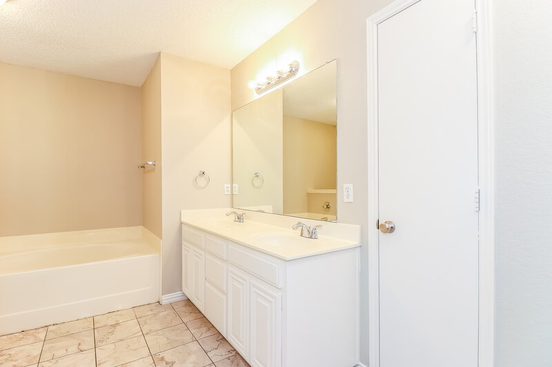 2,010/Mo, 508 Cambridge Dr Saginaw, TX 76179 Master Bathroom View