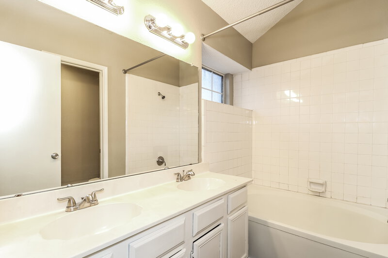 2,525/Mo, 4345 Presto Cir Grand Prairie, TX 75052 Main Bathroom View