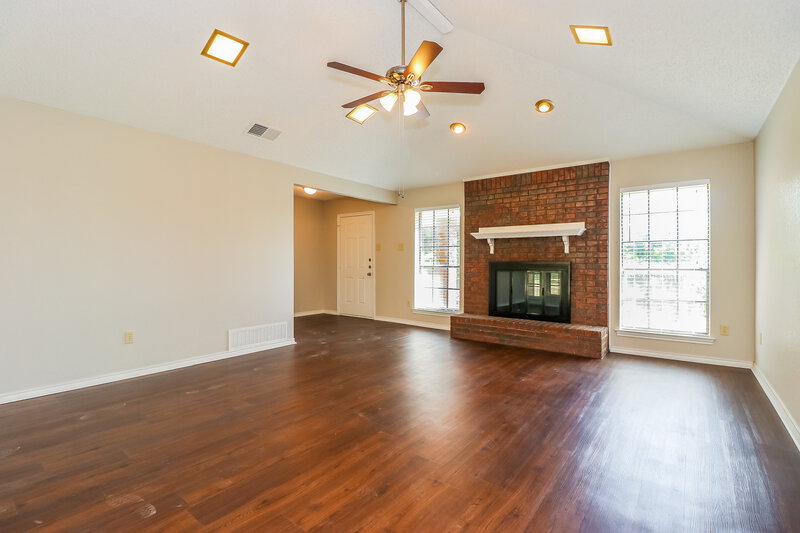 2,090/Mo, 127 N Beltwoods Dr Desoto, TX 75115 Living Room View