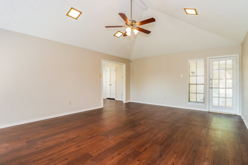 2,090/Mo, 127 N Beltwoods Dr Desoto, TX 75115 Living Room View 2