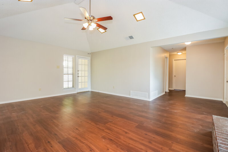 2,090/Mo, 127 N Beltwoods Dr Desoto, TX 75115 Living Room View 3