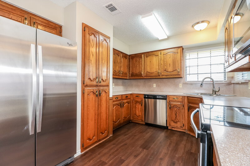 2,090/Mo, 127 N Beltwoods Dr Desoto, TX 75115 Kitchen View 2