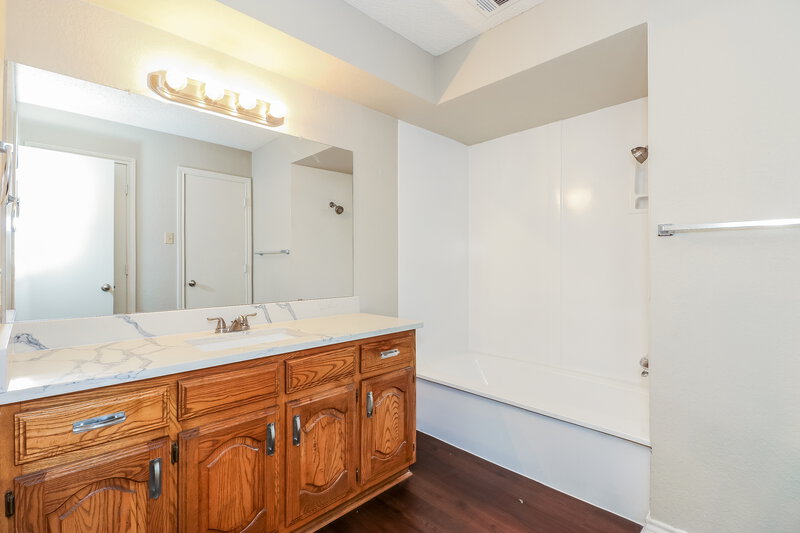 2,090/Mo, 127 N Beltwoods Dr Desoto, TX 75115 Master Bathroom View