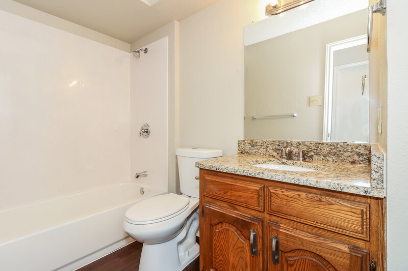 2,090/Mo, 127 N Beltwoods Dr Desoto, TX 75115 Bathroom View