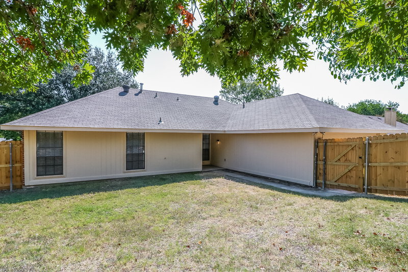 2,090/Mo, 127 N Beltwoods Dr Desoto, TX 75115 Rear View 2