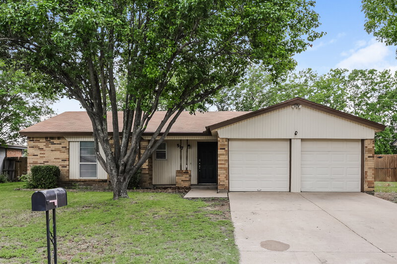 2,000/Mo, 517 Parkview Dr Burleson, TX 76028 External View