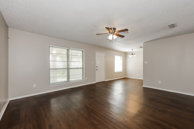 2,000/Mo, 517 Parkview Dr Burleson, TX 76028 Living Room View