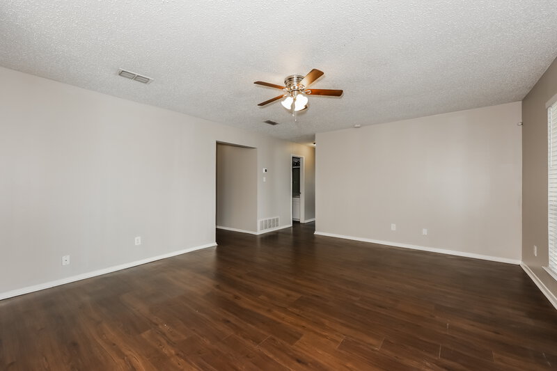 2,000/Mo, 517 Parkview Dr Burleson, TX 76028 Living Room View 2