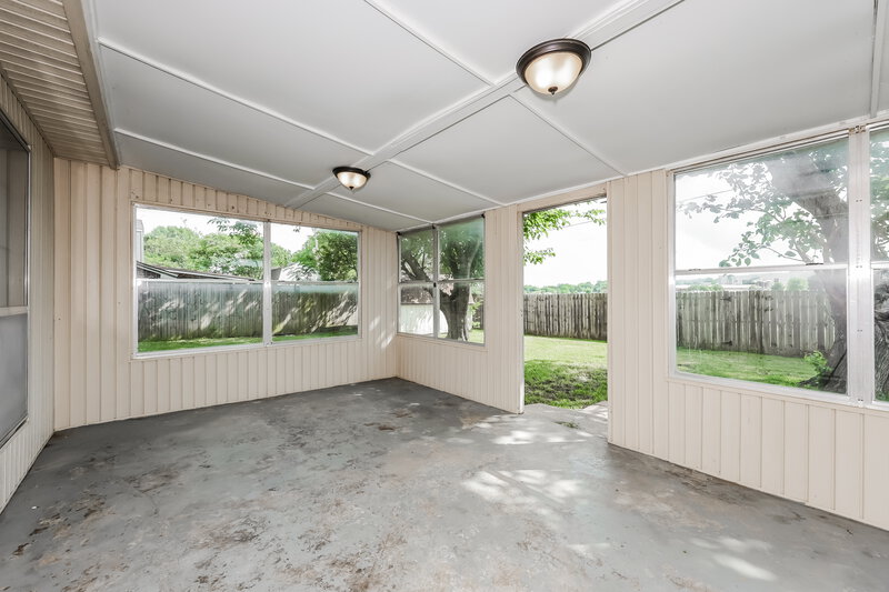 2,000/Mo, 517 Parkview Dr Burleson, TX 76028 Sun Room View