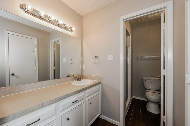 2,000/Mo, 517 Parkview Dr Burleson, TX 76028 Main Bathroom View