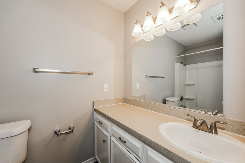 2,000/Mo, 517 Parkview Dr Burleson, TX 76028 Bathroom View