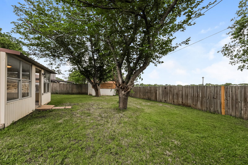 2,000/Mo, 517 Parkview Dr Burleson, TX 76028 Rear View