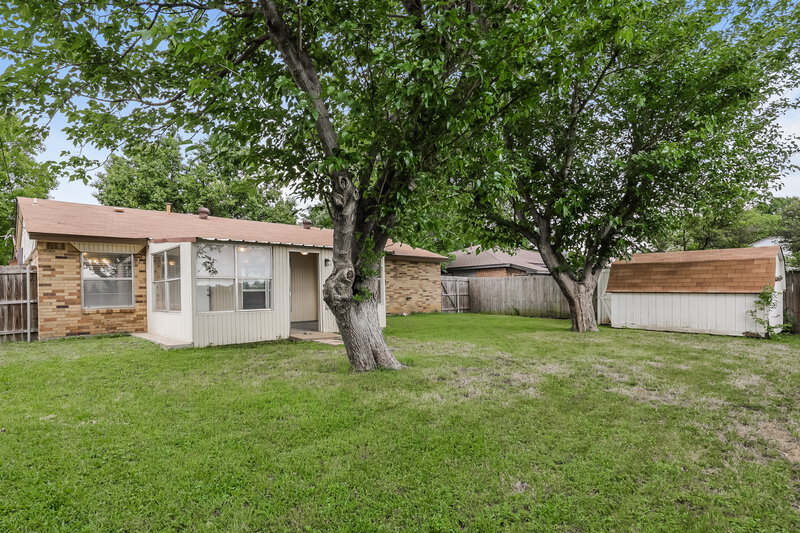 2,000/Mo, 517 Parkview Dr Burleson, TX 76028 Rear View 2