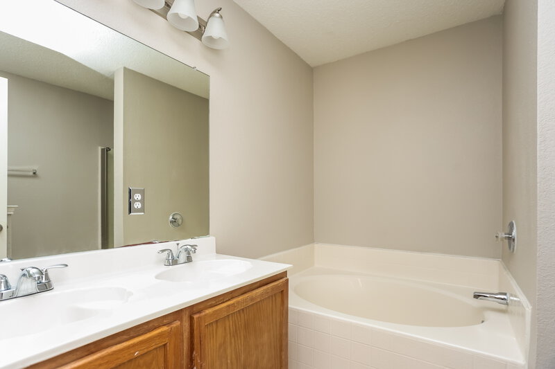 2,090/Mo, 8748 Stonebriar Ln Fort Worth, TX 76123 Main Bathroom View