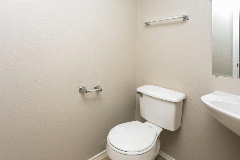2,090/Mo, 8748 Stonebriar Ln Fort Worth, TX 76123 Bathroom View 2