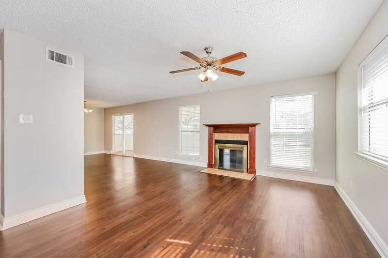 1,895/Mo, 1521 Lincolnshire Way Fort Worth, TX 76134 Living Room View 2