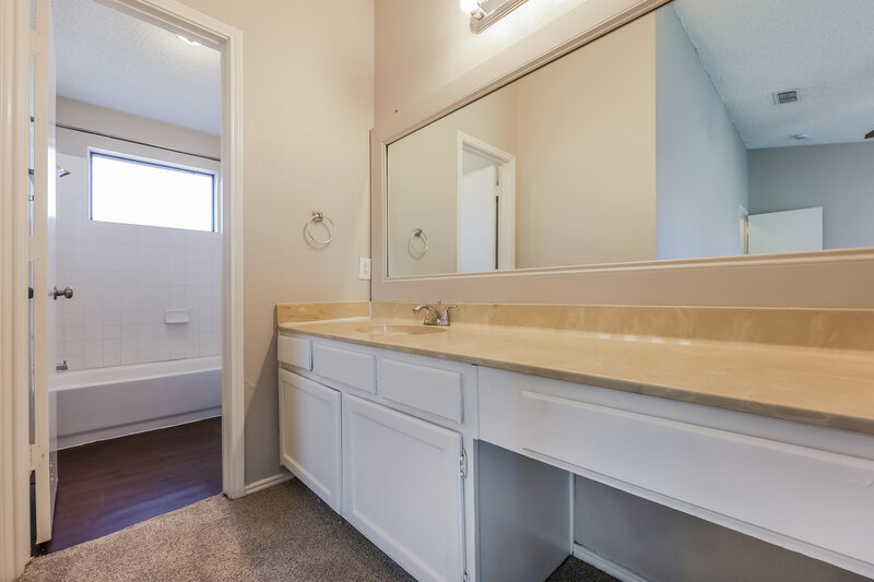 1,895/Mo, 1521 Lincolnshire Way Fort Worth, TX 76134 Main Bathroom View