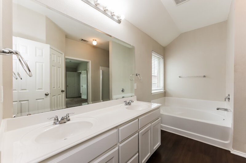 1,900/Mo, 11929 Long Stone Dr Burleson, TX 76028 Main Bathroom View