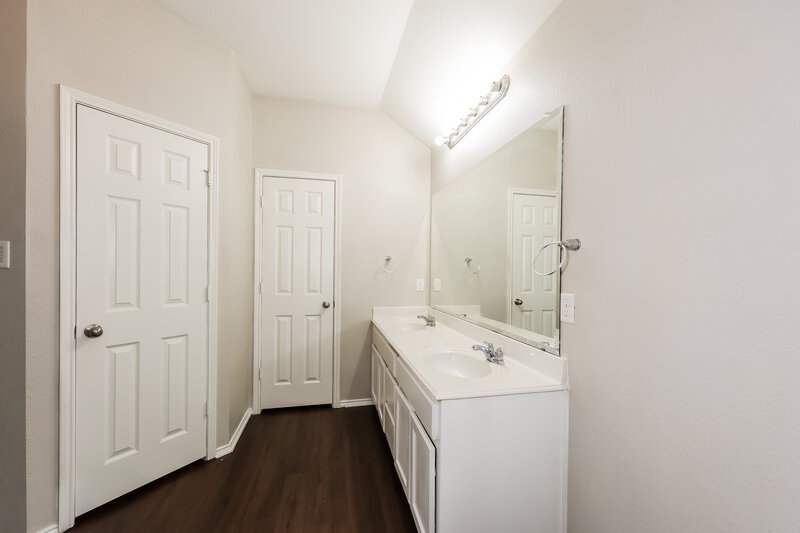 1,900/Mo, 11929 Long Stone Dr Burleson, TX 76028 Main Bathroom View 2