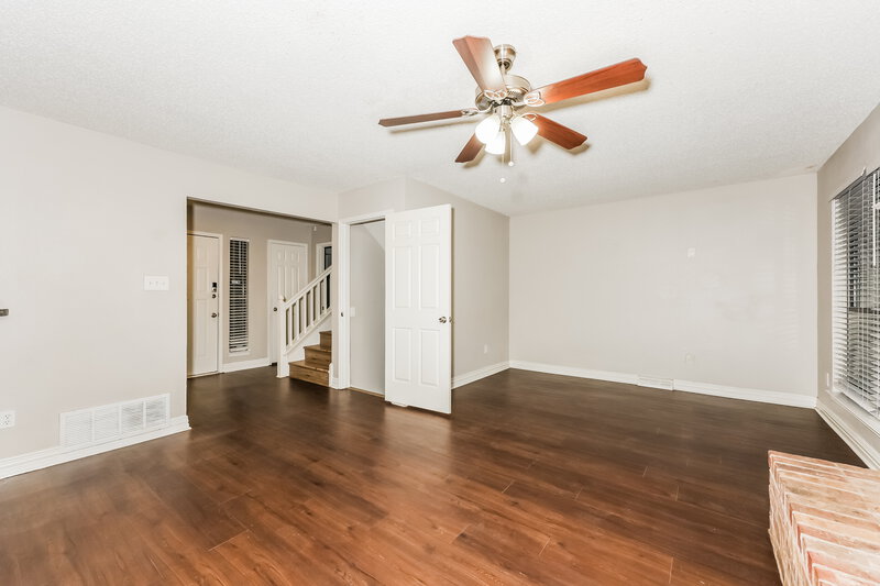 2,170/Mo, 6001 Farmingdale Dr Arlington, TX 76001 Living Room View 2