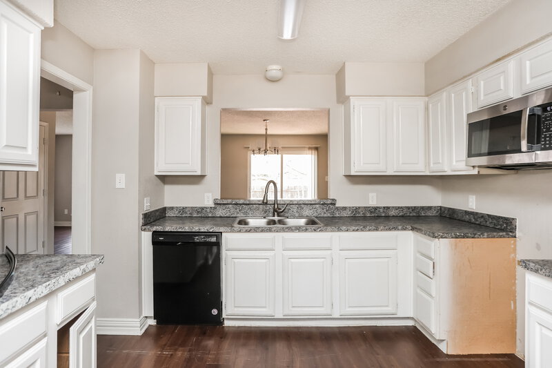 2,455/Mo, 6001 Farmingdale Dr Arlington, TX 76001 Kitchen View 2