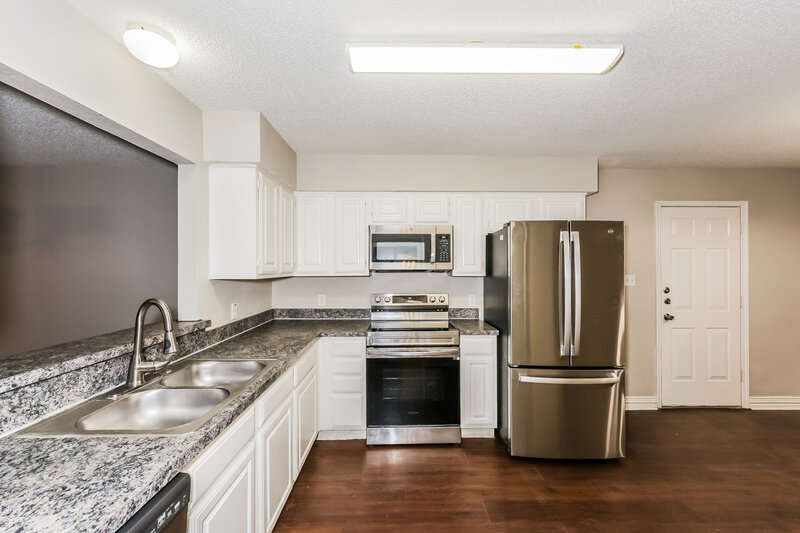 2,170/Mo, 6001 Farmingdale Dr Arlington, TX 76001 Kitchen View 2