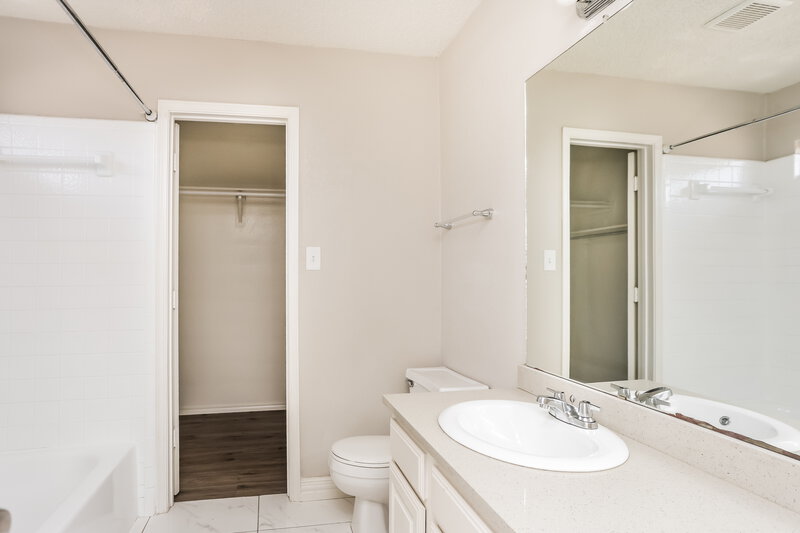 2,455/Mo, 6001 Farmingdale Dr Arlington, TX 76001 Main Bathroom View