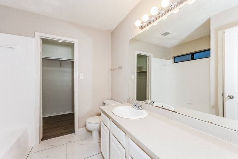 2,170/Mo, 6001 Farmingdale Dr Arlington, TX 76001 Main Bathroom View