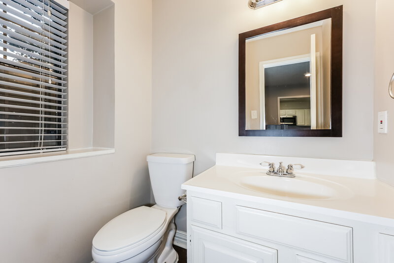 2,170/Mo, 6001 Farmingdale Dr Arlington, TX 76001 Bathroom View