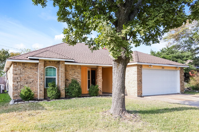 2,335/Mo, 818 Trevor Way Arlington, TX 76001 Front View 2