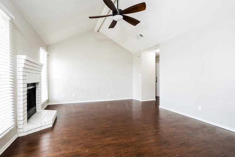 2,335/Mo, 818 Trevor Way Arlington, TX 76001 Living Room View 2