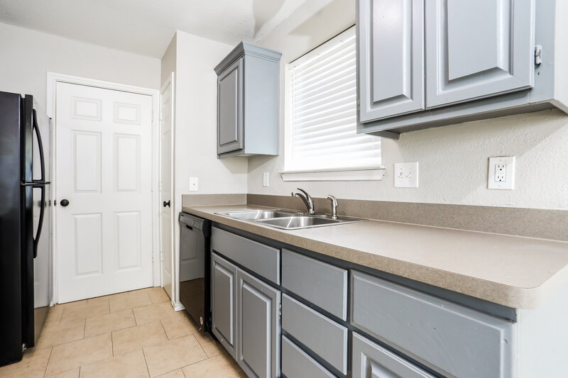 2,335/Mo, 818 Trevor Way Arlington, TX 76001 Kitchen View 2