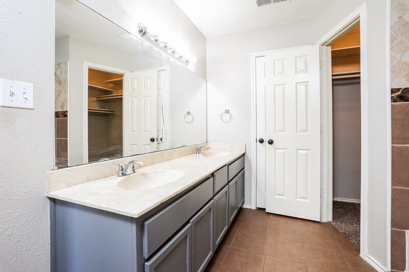 2,335/Mo, 818 Trevor Way Arlington, TX 76001 Main Bathroom View