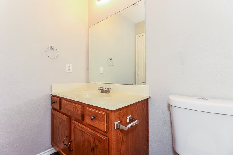 2,460/Mo, 7209 Lindentree Ln Fort Worth, TX 76137 Master Bathroom View 2