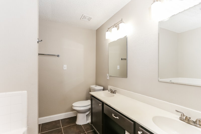 2,375/Mo, 1215 Singletree Ct Forney, TX 75126 Main Bathroom View