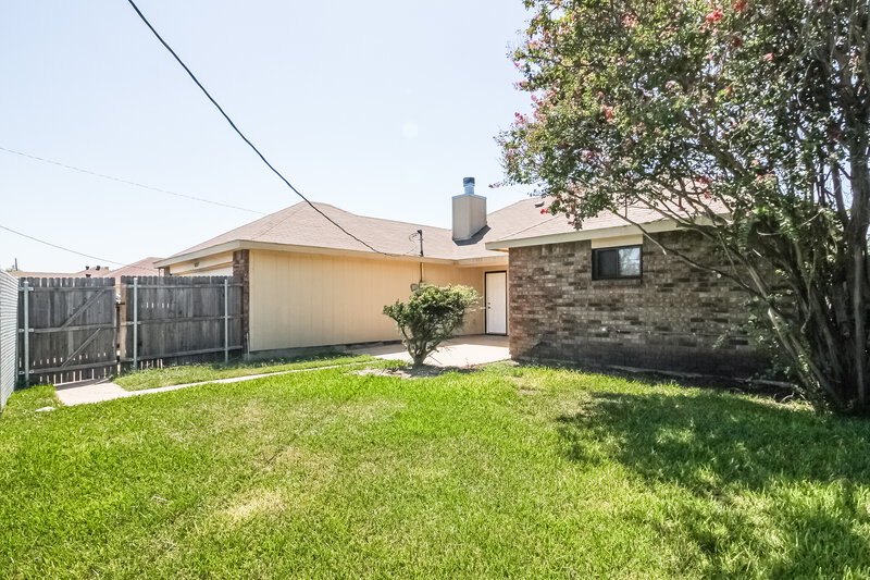 2,170/Mo, 1037 S Pepperidge Dr Lancaster, TX 75134 Rear View