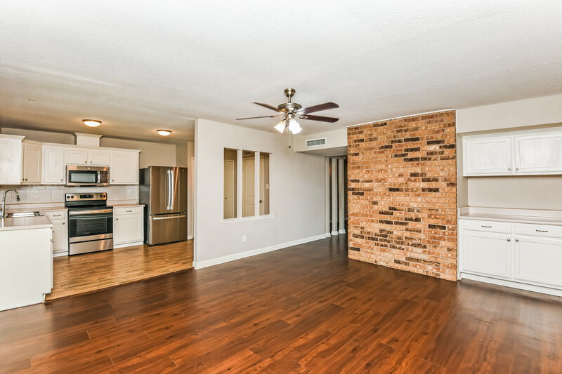 1,675/Mo, 7812 Burgundy Dr Fort Worth, TX 76133 Living Room View 2