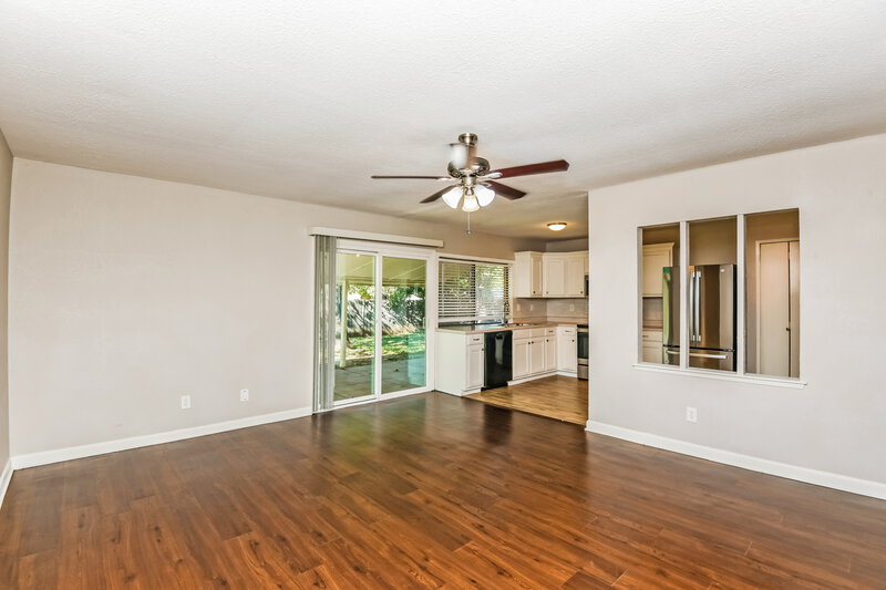 1,675/Mo, 7812 Burgundy Dr Fort Worth, TX 76133 Living Room View 3