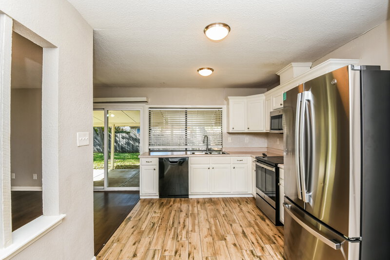 1,675/Mo, 7812 Burgundy Dr Fort Worth, TX 76133 Kitchen View 2