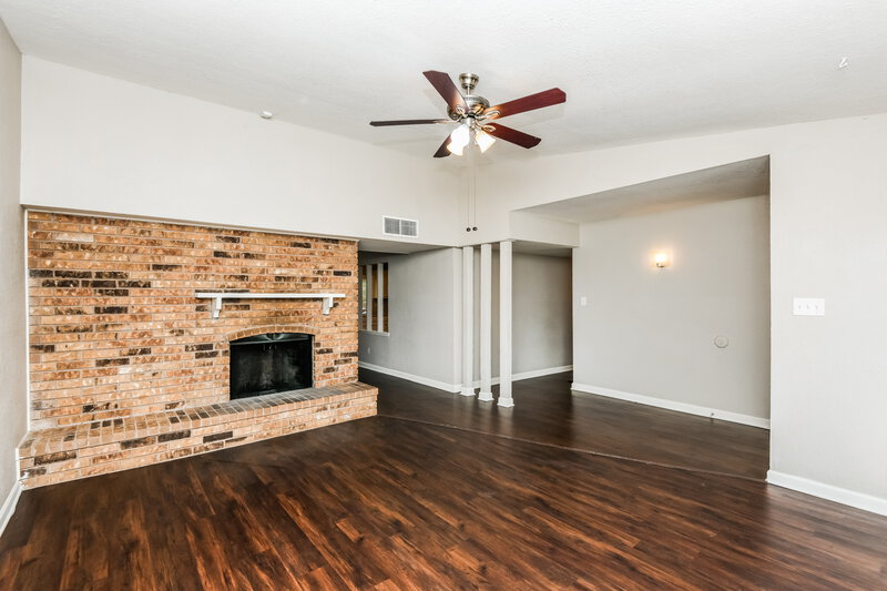 1,675/Mo, 7812 Burgundy Dr Fort Worth, TX 76133 Family Room View 2